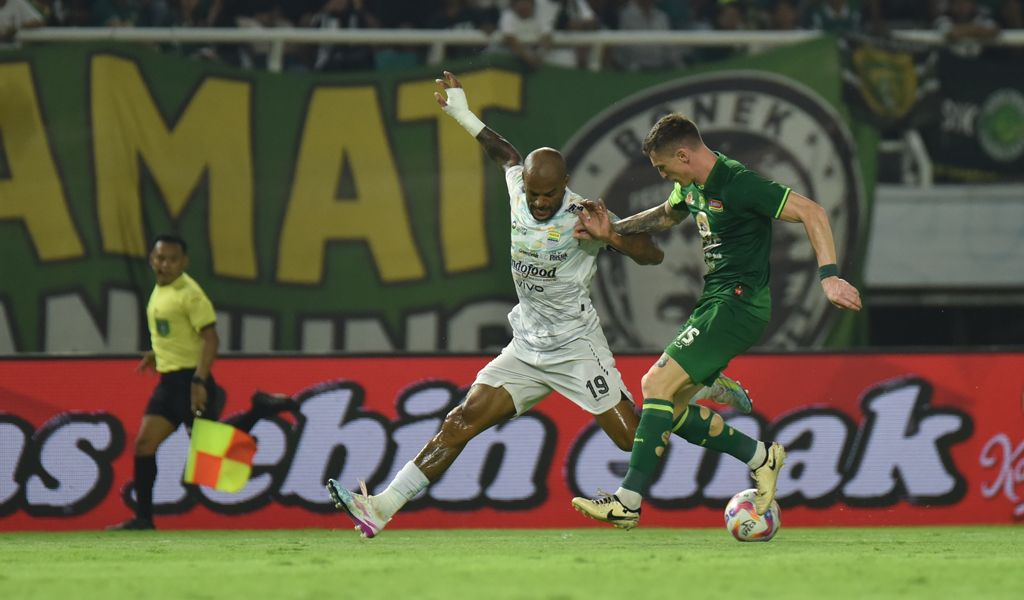 Striker PERSIB, David da Silva dikawal pemain Persebaya Surabaya pada pertandingan pekan ke-25 Liga 1 2024/25 di Stadion Gelora Bung Tomo, Sabtu, 1 Maret 2025. (PERSIB.co.id/Barly Isham)