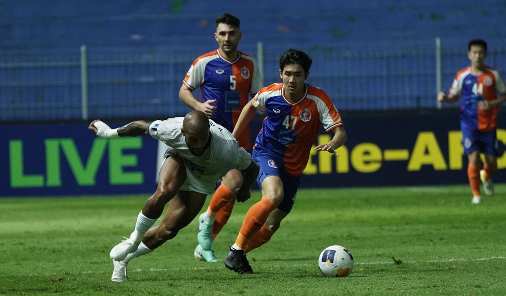 Striker PERSIB, David da Silva mencoba melepaskan diri dari pengawalan pemain Port FC pada pertandingan Grup F AFC Champions League Two di Stadion Phutam Thani, Thailand, Kamis, 28 November 2024. (PERSIB.co.id/Syahrizal)