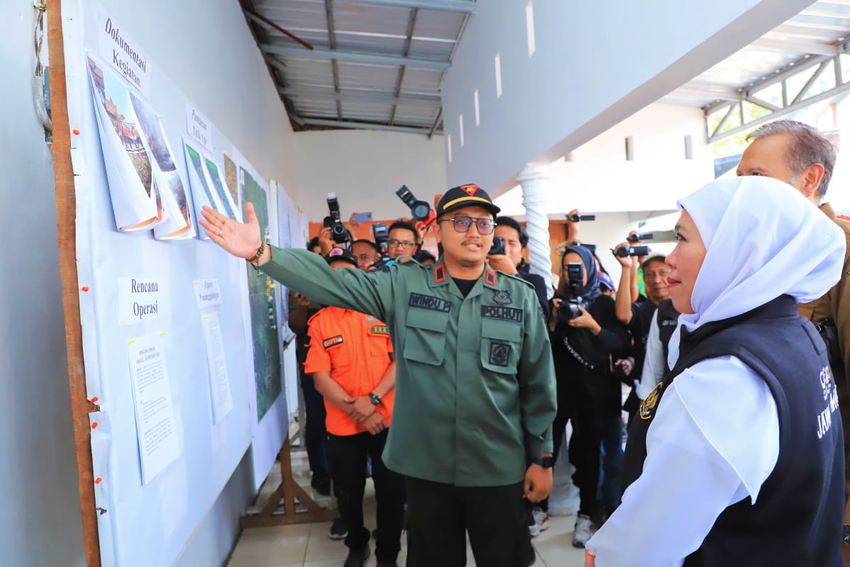Gubernur Jawa Timur Khofifah Indar Parawansa meninjau Posko Tanggap Darurat Bencana Kebakaran Hutan dan Lahan (Karhutla) Gunung Lawu di Kantor Desa Ngiliran, Kecamatan Panekan, Kabupaten Magetan, Selasa (10/10).
