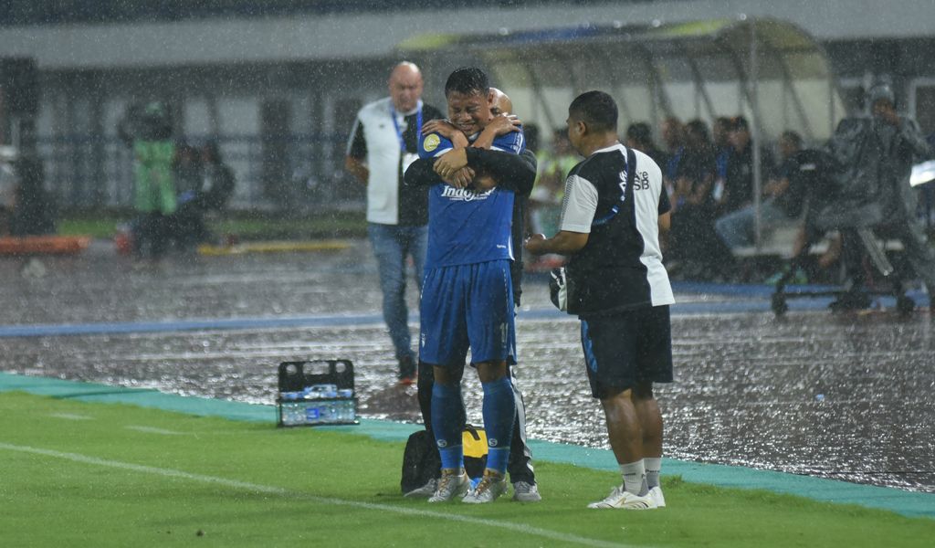 Gelandang PERSIB, Dedi Kusnandar mengalami cedera pada pertandingan melawan Borneo FC. (PERSIB.co.id/Sutanto Nurhadi Permana)