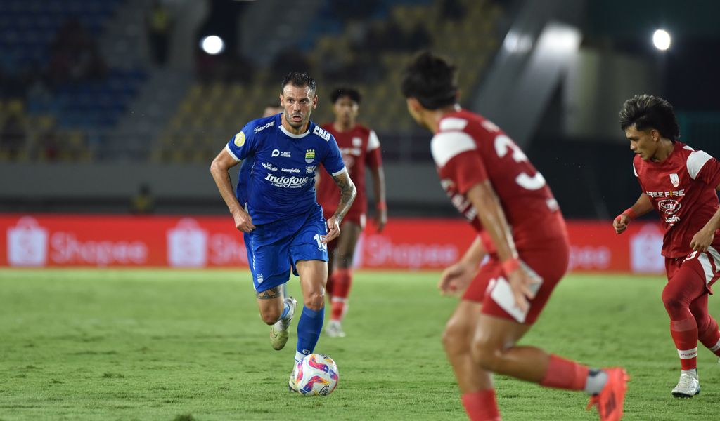 Gelandang PERSIB, Tyronne Del Pino dibayangi pemain Persis Solo pada pertandingan pekan ke-17 Liga 1 2024/2025 di Stadion Manahan Surakarta, Minggu, 29 Desember 2024. (PERSIB.co.id/Barly Isham)