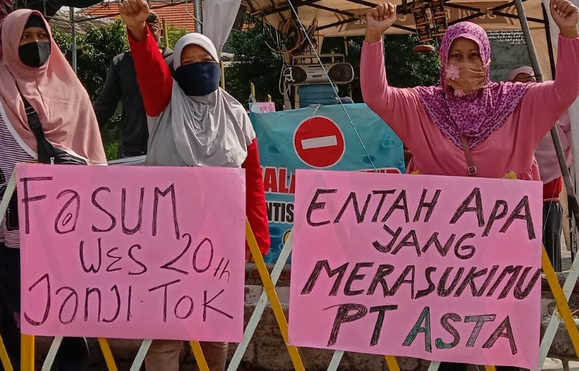 Warga Puri Asta Kencana, Desa Boteng, Menganti, Gresik menggelar unjuk rasa menuntut fasilitas umum yang tak dipenuhi pengembang PT Asta Bangun Graha. (FOTO HMP/HERI)