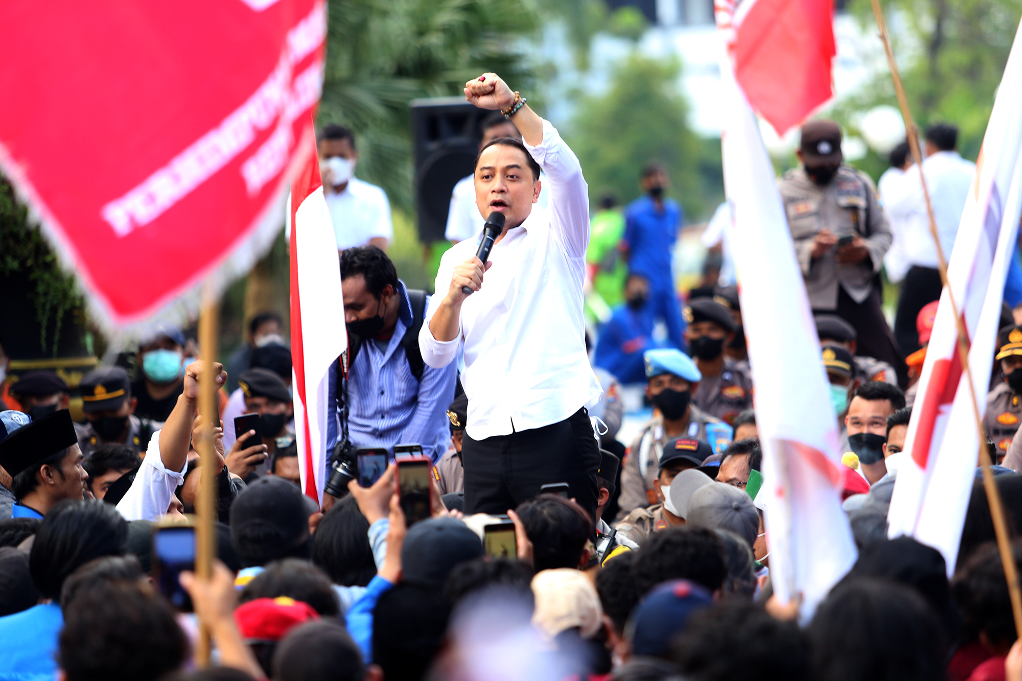 Wali Kota Surabaya, Eri Cahyadi saat menemui ratusan mahasiswa yang tergabung dalam Cipayung Plus Surabaya menggelar aksi unjuk rasa di depan Taman Surya Balai Kota Surabaya, 