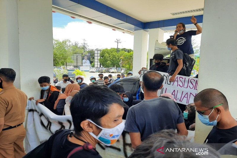 Diduga Melakukan Pencabulan Kepsek SMAN 09 Kendari Didemo Alumni