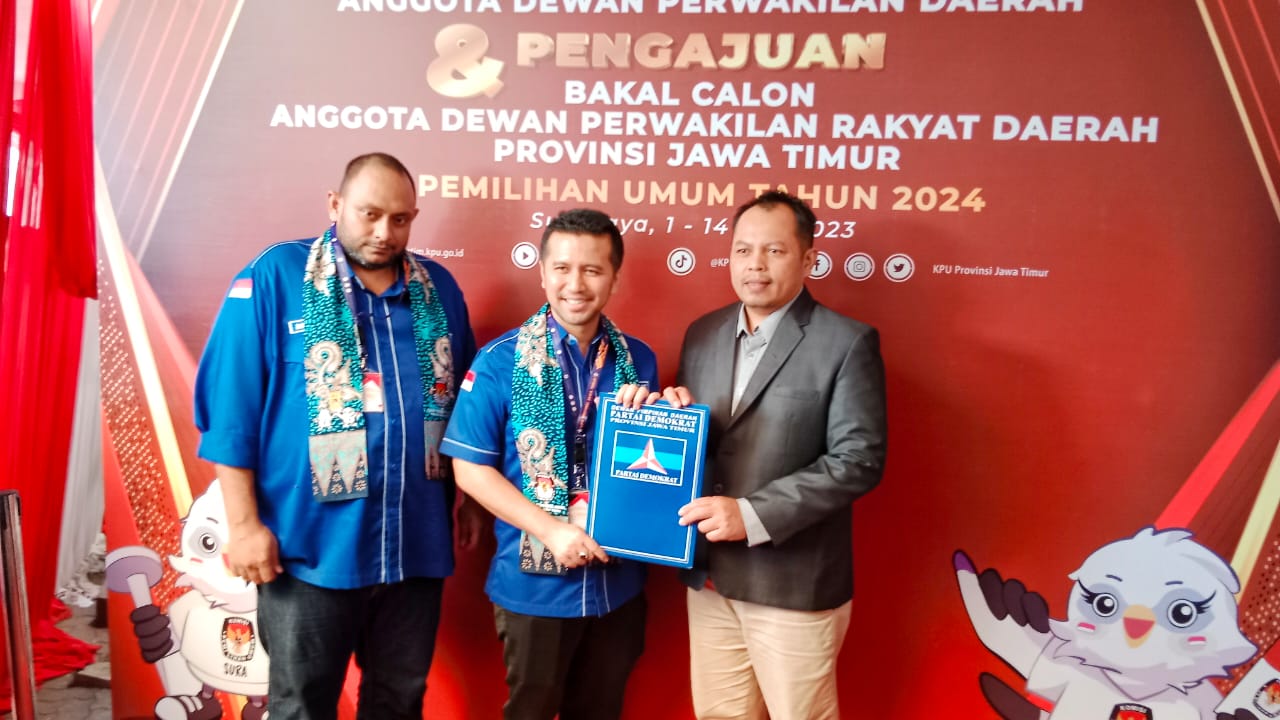 Dewan Pimpinan Daerah (DPD) Partai Demokrat Jatim mendaftarkan berkas bakal calon legislatif (Bacaleg) di Kantor KPU Jatim di kawasan Tenggilis, Surabaya, Minggu, (14/5/23)

