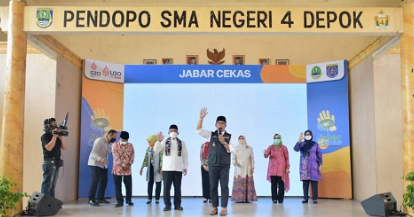Gubernur Jawa Barat Ridwan Kamil bersama istri sekaligus Ketua TP-PKK Provinsi Jabar Atalia Paratya Ridwan Kamil mengampanyekan Jawa Barat Berani Cegah Tindakan Kekerasan atau Jabar Cekas,  di SMA Negeri 4 Kota Depok, Jumat (8/4/2022). 
