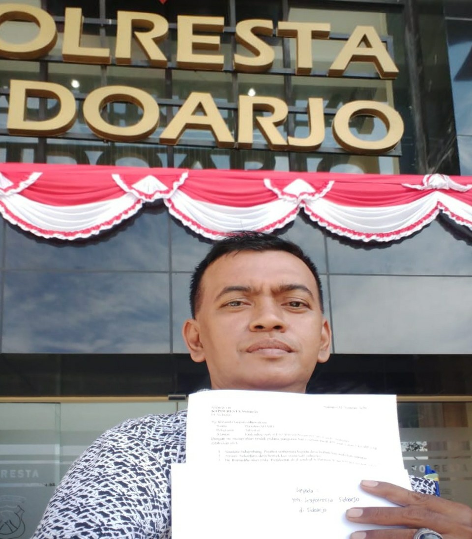 Prayitno SH MH Kuasa Jual Tanah Kavling Desa Brebek Waru saat membuat pelaporan di Mapolresta Sidoajo. (FOTO: HMP/lis)
