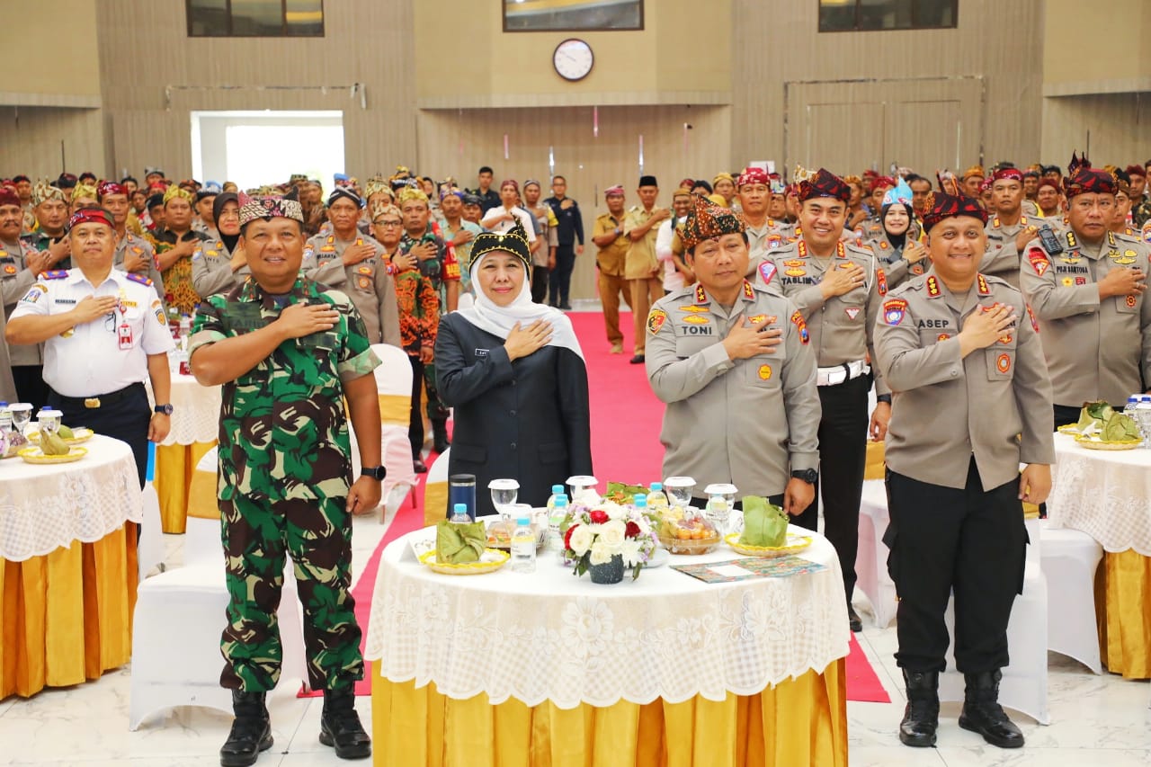 Gubernur Khofifah dan Kapolda Jatim Irjen. Pol. Toni Harmanto saat hadir di acara Sarapan Bareng Tiga Pilar Desa/Kelurahan serta peresmian Revitalisasi Omah Rembug dan Siskamling di Gedung Mahameru Polda Jatim, Jalan Ahmad Yani Surabaya, Selasa (31/1).