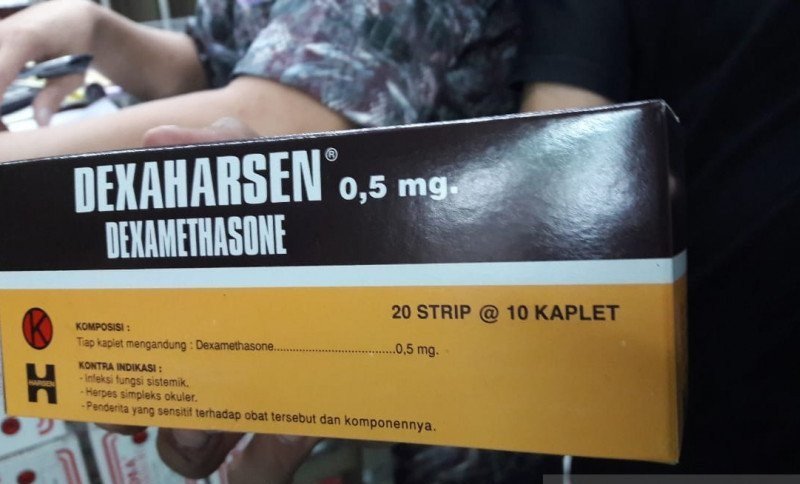  Pedagang Pasar Pramuka memperlihatkan kardus kemasan obat dexamethasone, Kamis (18/6/2020), yang dipercaya sebagian konsumen ampuh mengobati COVID-19. (ANTARA/Andi Firdaus)


