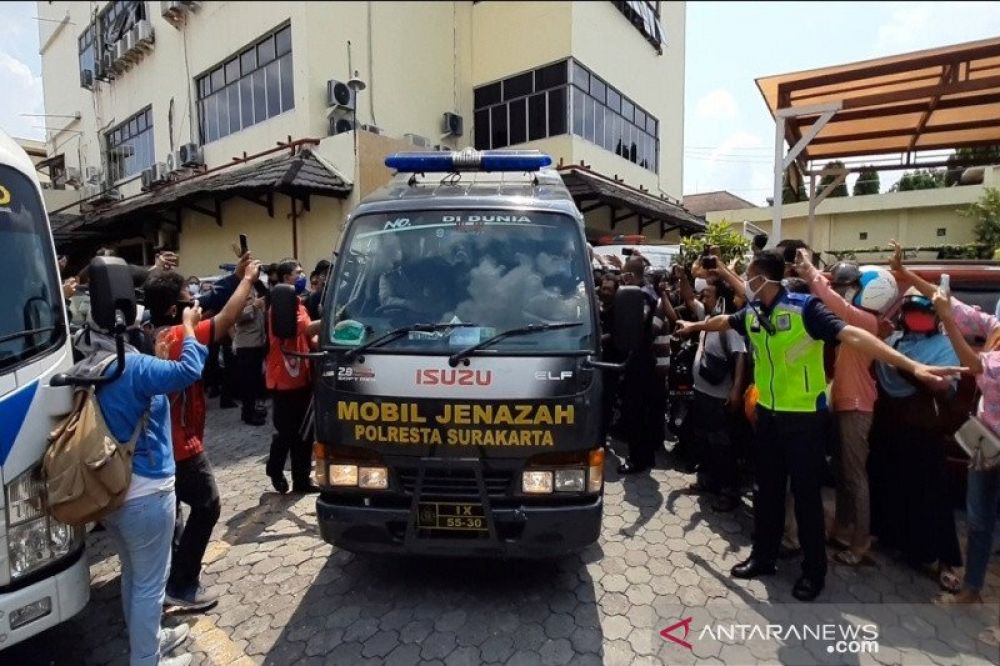 Mobil jenazah Polres Kota Surakarta membawa almarhum Didi Kempot saat akan meninggalkan halaman di RS Kasih Ibu Solo untuk dimakamkan di Ngawi, Jatim, Selasa (5/5/2020). ANTARA/Bambang Dwi Marwoto