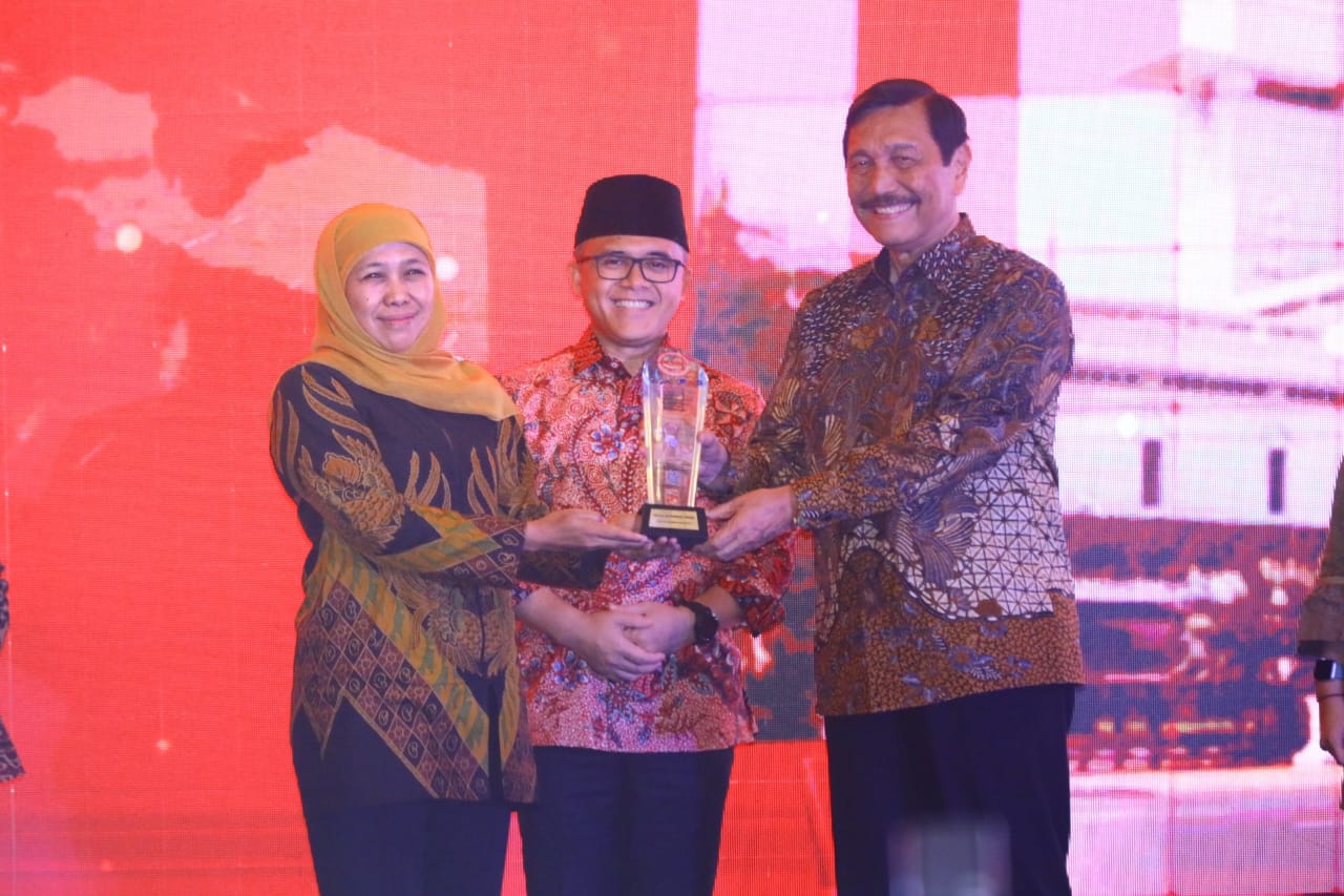 Menteri PAN-RB Abdullah Azwar Anas, Menko Marvest Luhut Binsar Panjaitan dan Gubernur Jawa Timur Khofifah Indar Parawansa dalam Anugerah Digital Government Award kepada Instansi Pusat dan Pemerintah Daerah (IPPD) di Kempinski Grand Ballroom, Jakarta pada 