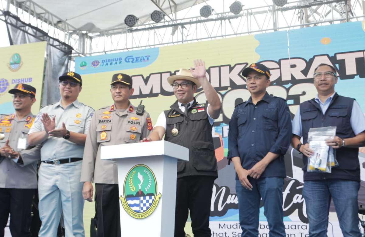 Gubernur Jawa Barat Ridwan Kamil melepas program Mudik Gratis Pemda Provinsi Jawa Barat di Terminal Cicaheum, Kota Bandung, Minggu (16/4/2023). 