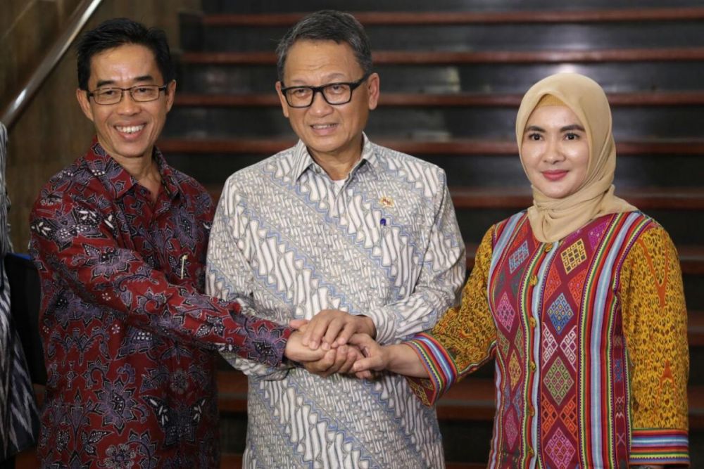 Dirut PLN Zulkifli Zaini (kiri) bersama Menteri ESDM Arifin Tasrif (tengah) saat menandatangani Head of Agreement (HoA) untuk penyediaan pasokan dan pembangunan infrastruktur LNG untuk pembangkit tenaga listrik milik PLN dengan Pertamina. (FOTO HMP/ANT)
