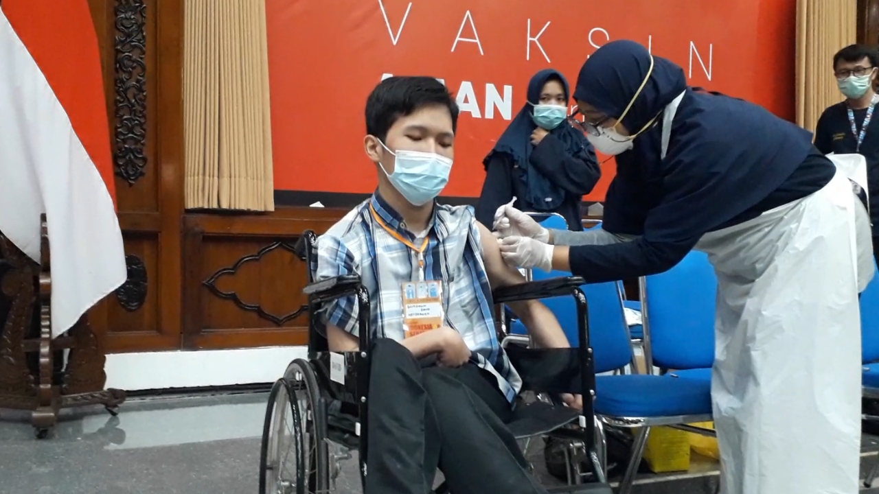 Salah satu penyandang disabilitas divaksin Covid-19 bertempat di Pemprov Jatim, Kamis (10/6/2021) 