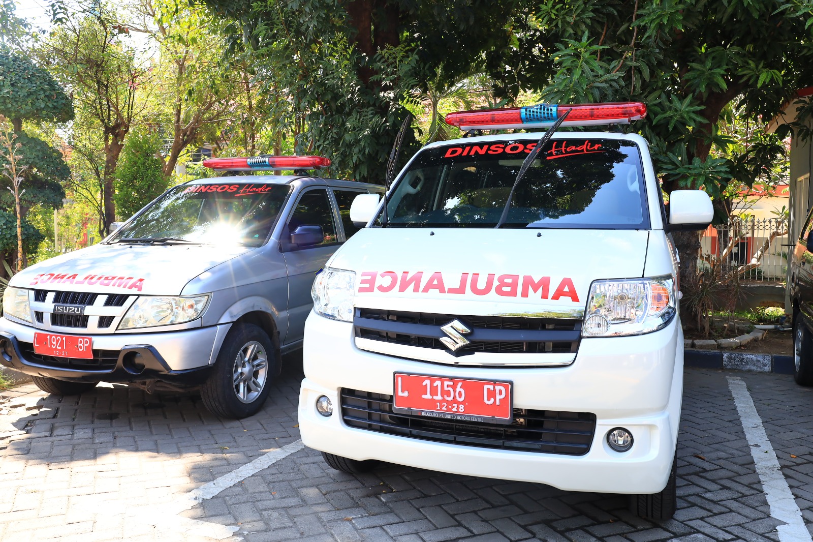 Pemkot Surabaya meluncurkan program inovatif untuk meningkatkan akses layanan kesehatan masyarakat melalui penyediaan satu ambulans di setiap kelurahan