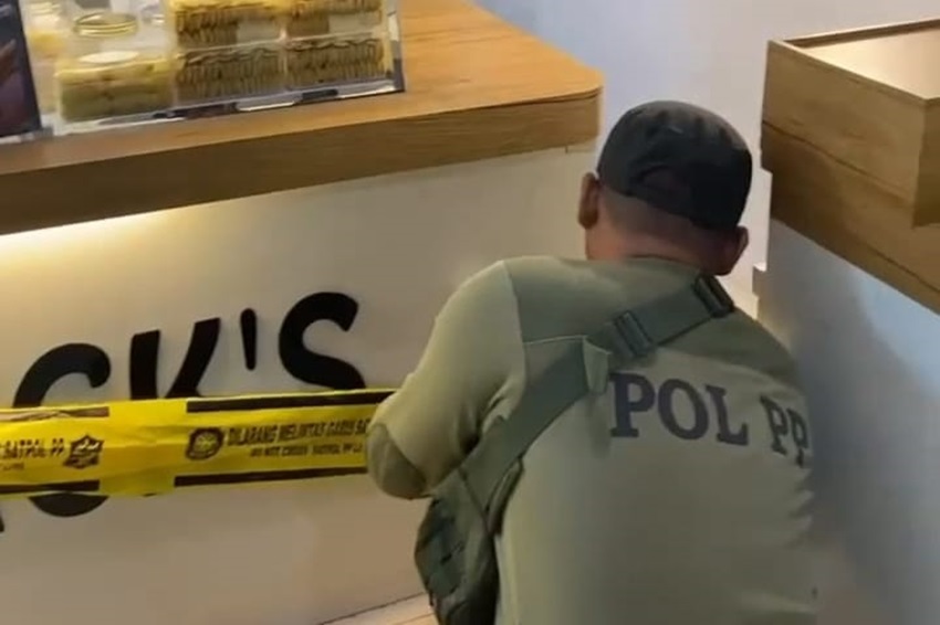 Pemkot) Surabaya telah menindak tegas gerai es krim yang menjual produk mengandung alkohol tanpa izin di salah satu pusat perbelanjaan. Penindakan gerai ini menyusul viralnya informasi mengenai produk tersebut di media sosial.