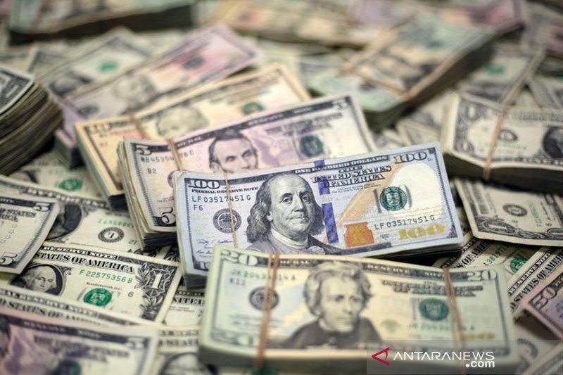 Petugas menunjukkan uang dolar Amerika Serikat di gerai penukaran mata uang di Jakarta. ANTARA /Sigid Kurniawan/pri.

