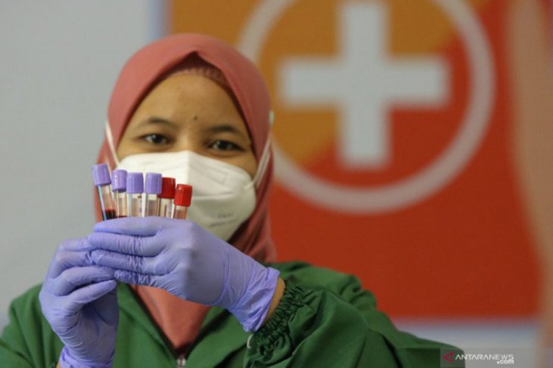 Petugas menunjukkan botol berisi darah warga yang mengikuti 'screening' donor plasma konvalesen di terminal penumpang Gapura Surya Nusantara, Pelabuhan Tanjung Perak, Surabaya, Jawa Timur, Kamis (21/1/2021). Kegiatan yang digelar oleh PT Pelindo III (Pers