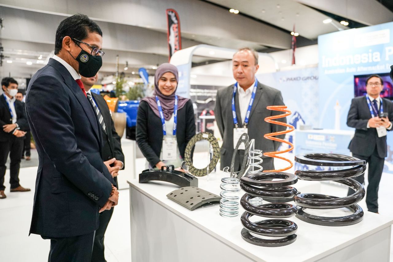 Menteri Pariwisata dan Ekonomi Kreatif/Kepala Badan Pariwisata dan Ekonomi Kreatif Sandiaga Salahuddin Uno saat menyambangi booth Indonesia di ajang "Indonesia Australian Auto Aftermarket Expo 2022" yang berlangsung di Melbourne Covention & Exhibition Cen