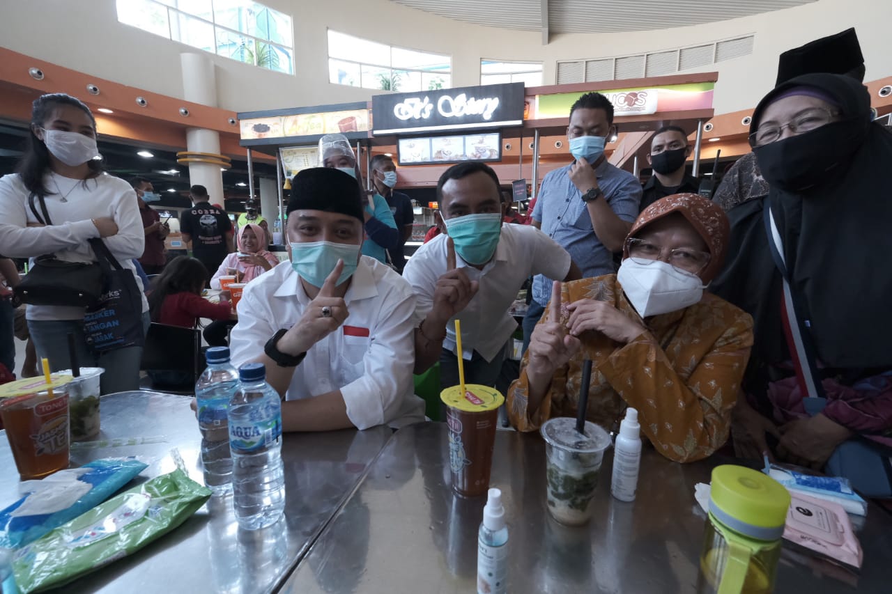 Eri Cahyadi didampingi Tri Rismaharini menyapa warga di mall kawasan Surabaya selatan. (FOTO IST)
