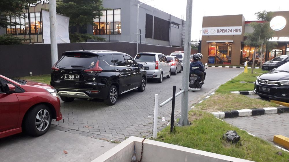 Makanan Siap Saji via Drive Thru Membludak