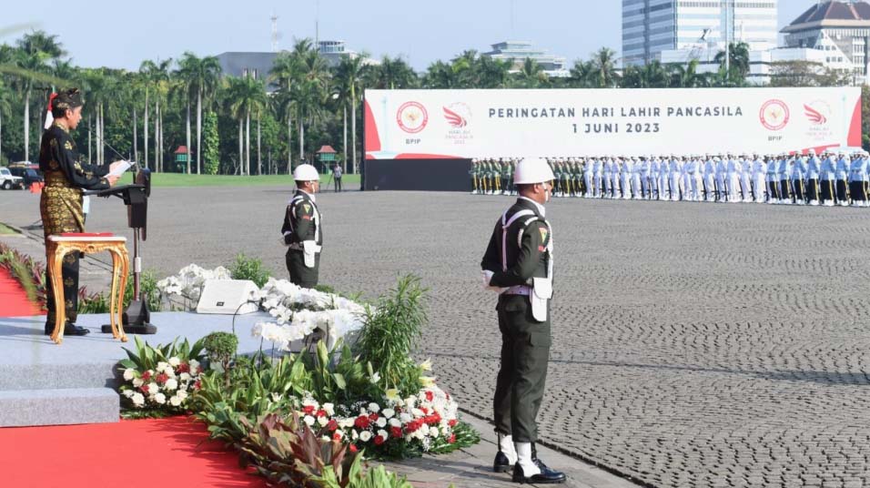 Presiden Joko Widodo menyampaikan amanatnya saat memimpin Upacara Peringatan Hari Lahir Pancasila yang digelar di Sisi Selatan Monumen Nasional (Monas), Jakarta, pada Kamis, 1 Juni 2023. Foto: BPMI Setpres/Kris
