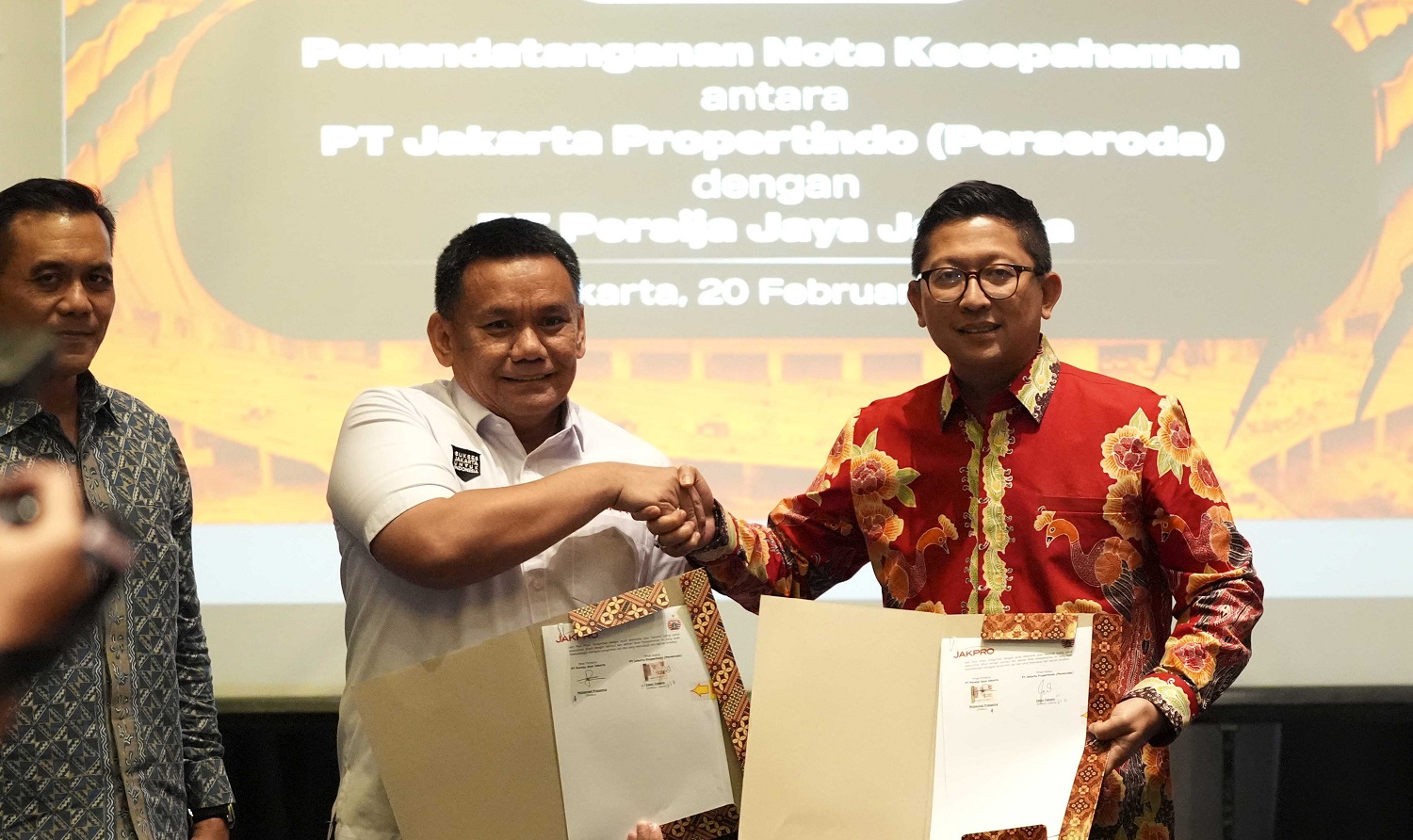 Direktur Utama PT Jakarta Propertindo, Iwan Takwin, dan Direktur PT Persija Jaya Jakarta, Mohamad Prapanca usai menandatangani Nota Kesepahaman di Hotel Morrissey, Jakarta, pada Kamis (20/2/2025) sore.
