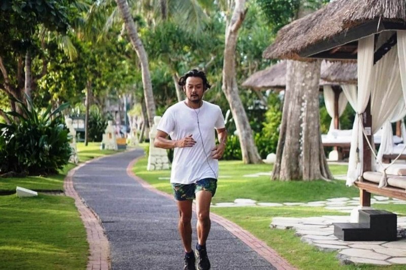 Aktor Dwi Sasono tengah berolahraga (Foto Instagram Dwi Sasono)

