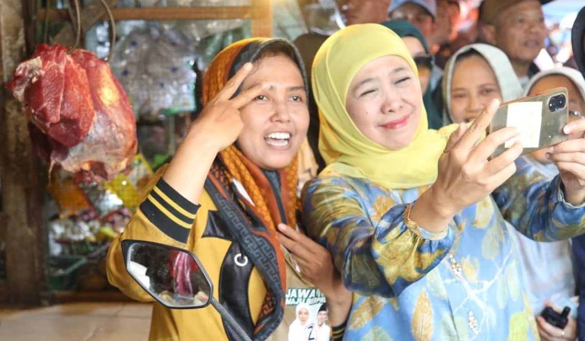 Buronan pelaku pembobolan Bank BNI Maria Pauline Lumowa (tengah) berjalan dengan kawalan polisi usai tiba di Bandara Internasional Soekarno-Hatta, Tangerang, Banten, Kamis (9/7/2020). (FOTO HMP/ANTARA)