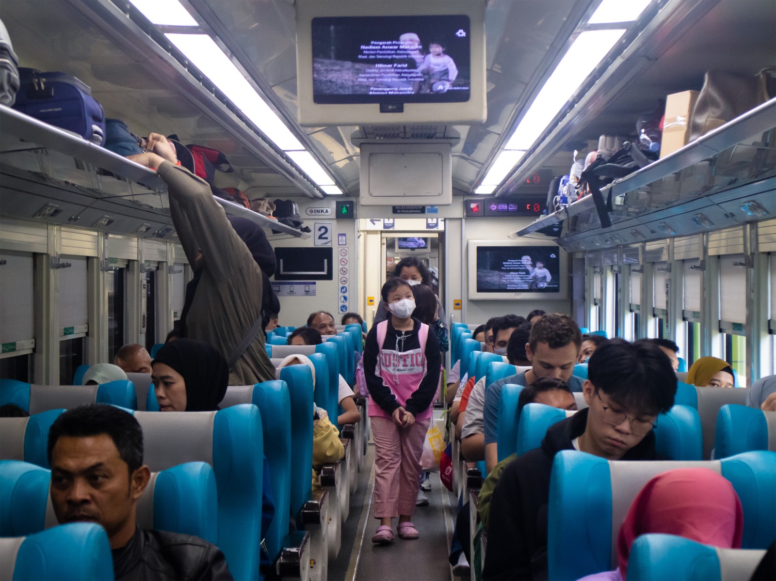  volume penumpang kereta api jarak jauh dan lokal yang dikelola KAI pada 1 Januari 2024 sebanyak 222.292 penumpang, meningkat 48% dibandingkan 1 Januari 2023 sebanyak 149.787 penumpang