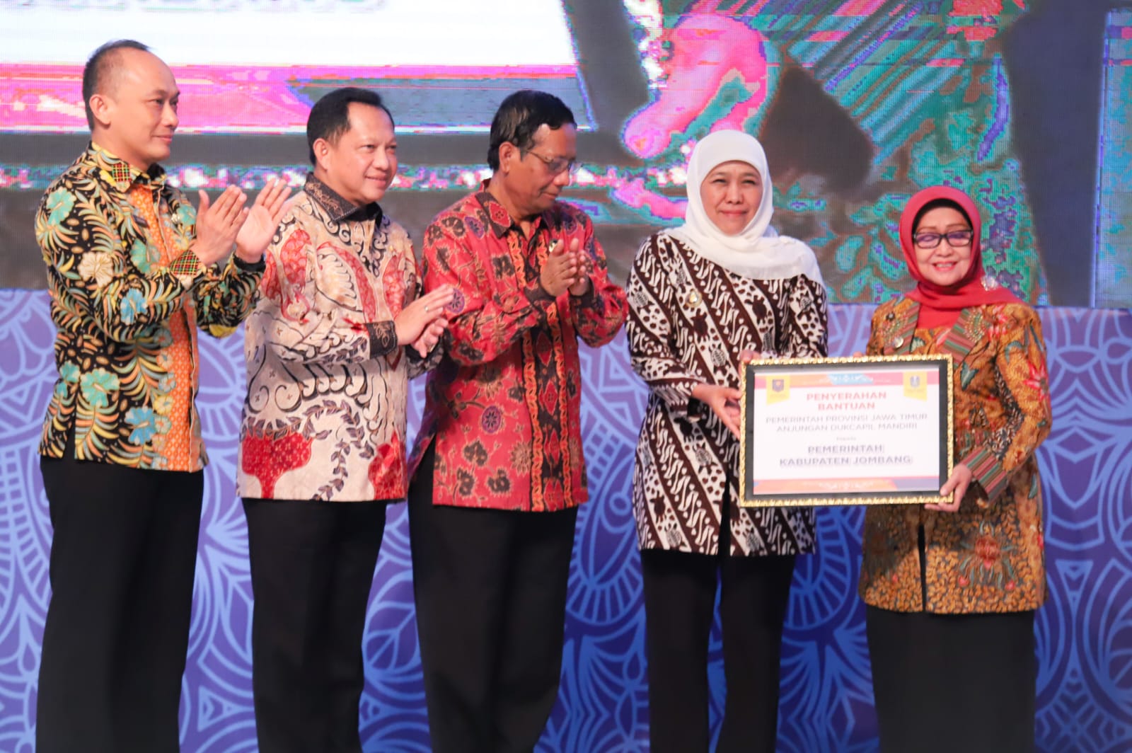  Gubernur Khofifah secara khusus menyampaikan terima kasih pada seluruh jajaran ASN Pemprov Jatim. Khususnya Dinas Pemberdayaan Perempuan, Perlindungan Anak, dan Kependudukan (DP3AK) Jawa Timur yang telah memberikan kinerja terbaiknya dalam mengkoordinasi