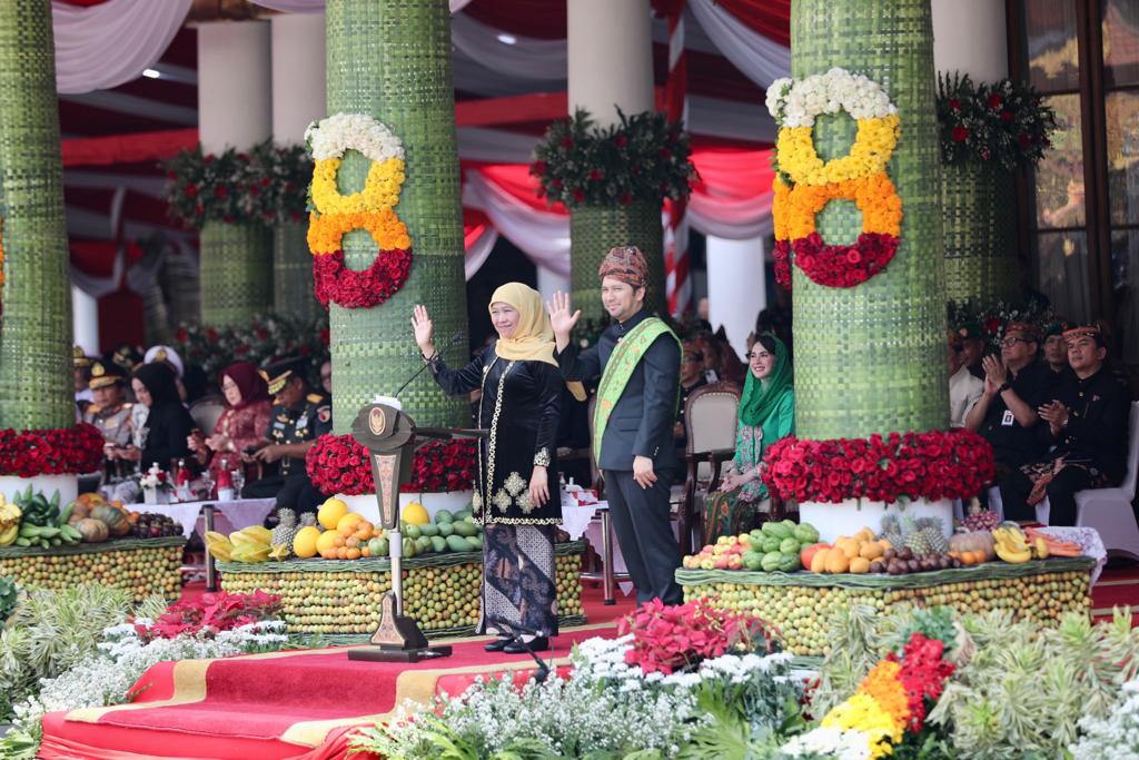 Gubernur Jawa Timur Khofifah Indar Parawansa dan Wakil Gubernur  Jatim, Emil Elestianto Dardak saat mengikuti Upacara Peringatan Hari Jadi ke-78 Provinsi Jatim di Halaman Gedung Negara Grahadi Surabaya, Kamis (12/10).