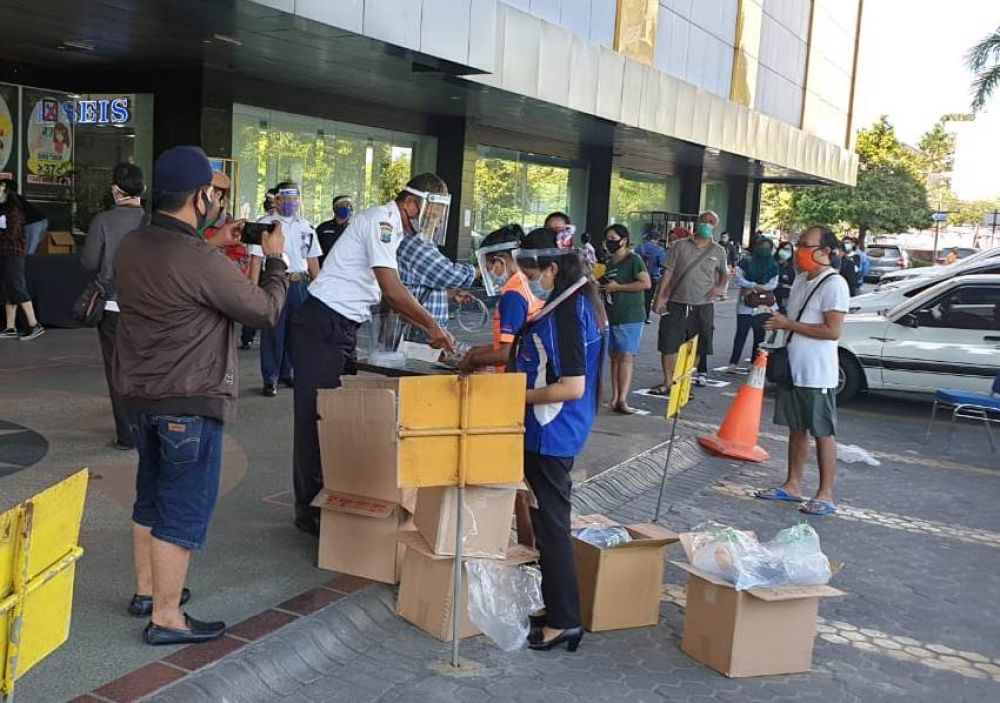 Pengunjung Plaza Marina mengular, Sabtu (16/5). HMP