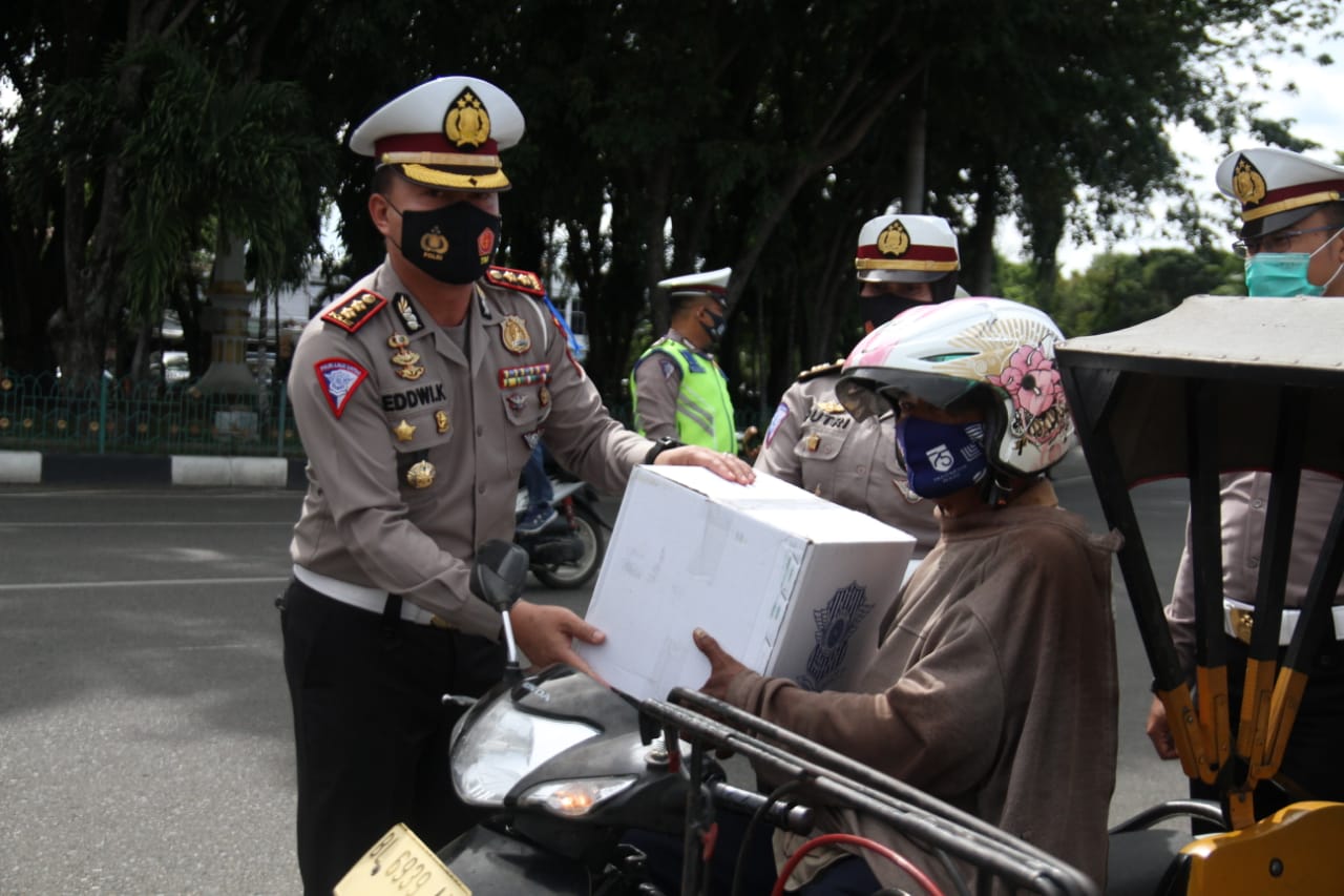 Wadirlatas Polda Aceh, AKBP Eddwi Kurniyanto, S.H, S.I.K, M.H bagi sembako. HMP/IST
