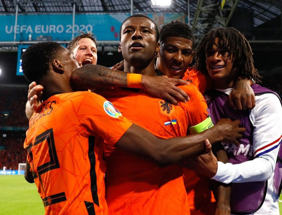 Para pemain Belanda merayakan gol ke gawang Ukraina. EURO