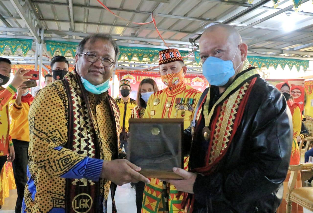 Ketua DPD RI saat menerima penghargaan Adi Karsa Utama dari Rektor Institut Teknologi Sumatera (ITERA) Prof. Ofyar Z. Tamin, di Bandar Lampung, Rabu (11/11/2020).