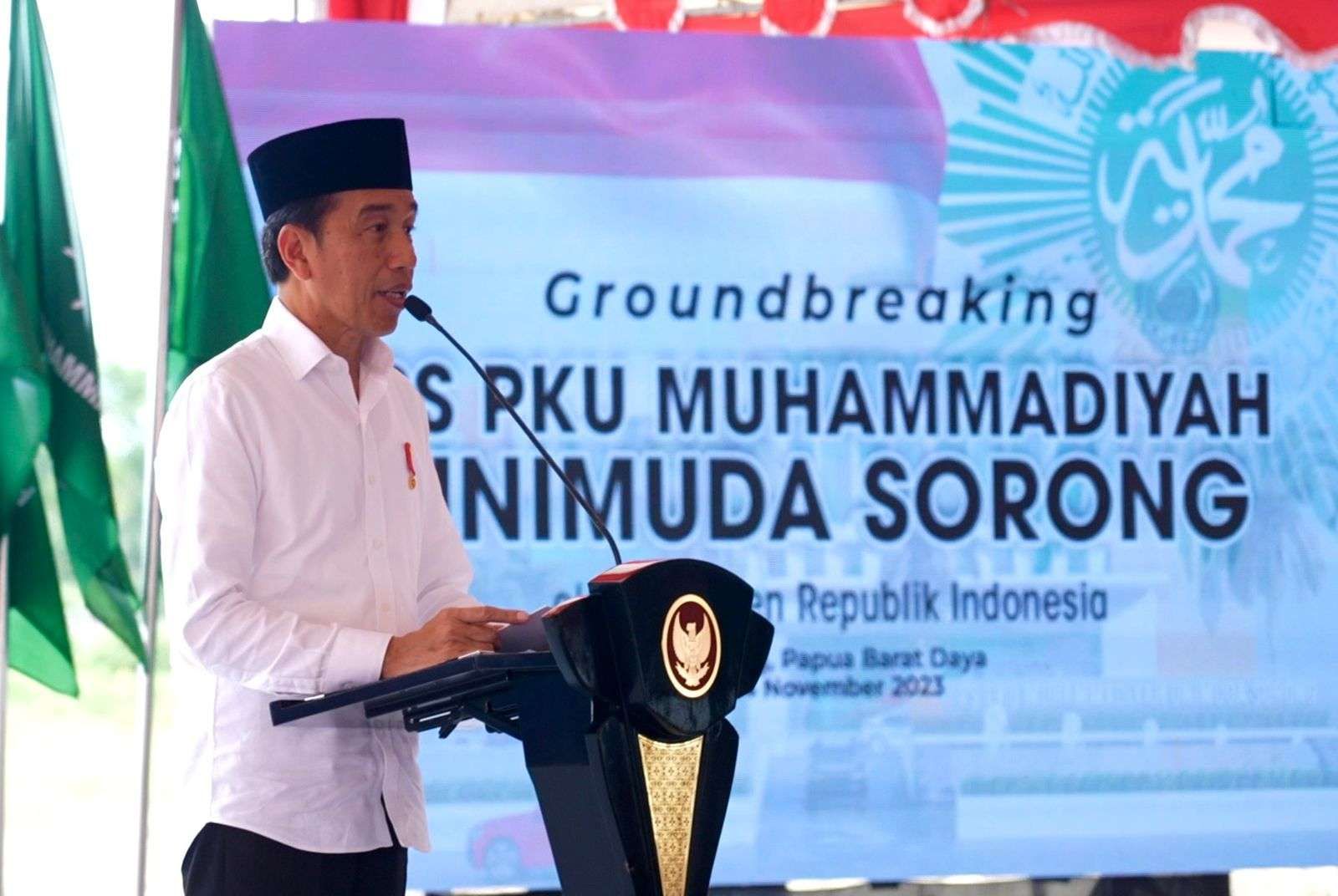 Presiden Joko Widodo (Jokowi) melakukan peletakan batu pertama (groundbreaking) Rumah Sakit PKU Muhammadiyah Unimuda Sorong, Papua Barat Daya, Jumat (24/11/2023)