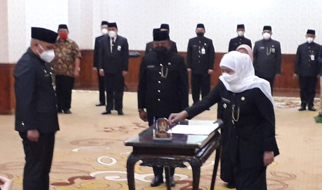 Gubernur Jawa Timur Khofifah Indar Parawansa melantik pejabat tinggi pratama atau setingkat eselon II di Lingkungan Pemprov Jatim di Gedung Negara Grahadi Surabaya, Selasa (9/11).