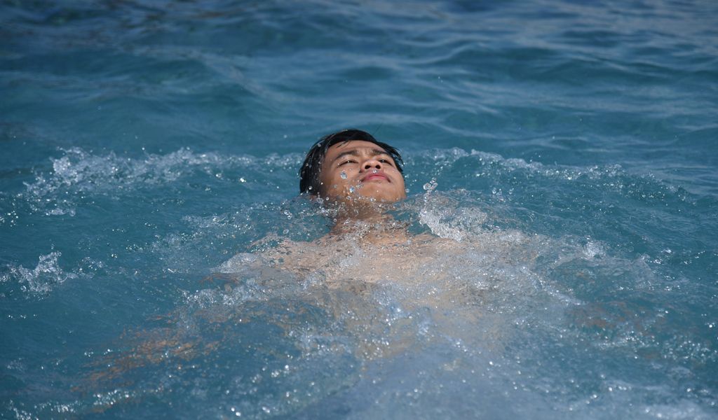 Bek kiri PERSIB, Mohammad Edo Febriansah menjalani latihan pemulihan di kolam renang hotel tempat tim menginap di Bali, Rabu, 8 Januari 2025. (PERSIB.co.id/Sutanto Nurhadi Permana)