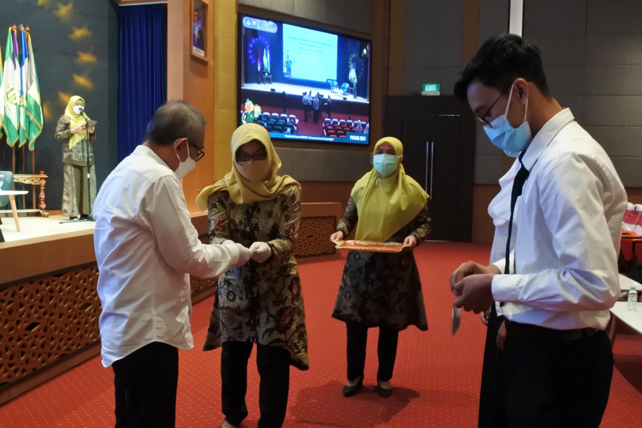 Rektor Universitas Nahdlatul Ulama Surabaya, Achmad Jazidie saat menghadiri Pembukaan Pengenalan Kehidupan Kampus Mahasiswa Baru (PKKMB) Tahun Akademik 2021/2022, Senin (20/9).