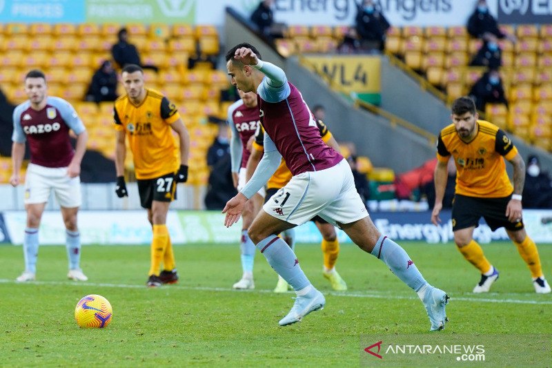 Penyerang Aston Villa Anwar El Ghazi melepaskan tendangan penalti ke gawang Wolverhampton dalam lanjutan Liga Inggris di Stadion Molineux, Wolverhampton, Inggris, Sabtu (12/12/2020). (ANTARA/REUTERS/POOL/Tim Keeton)