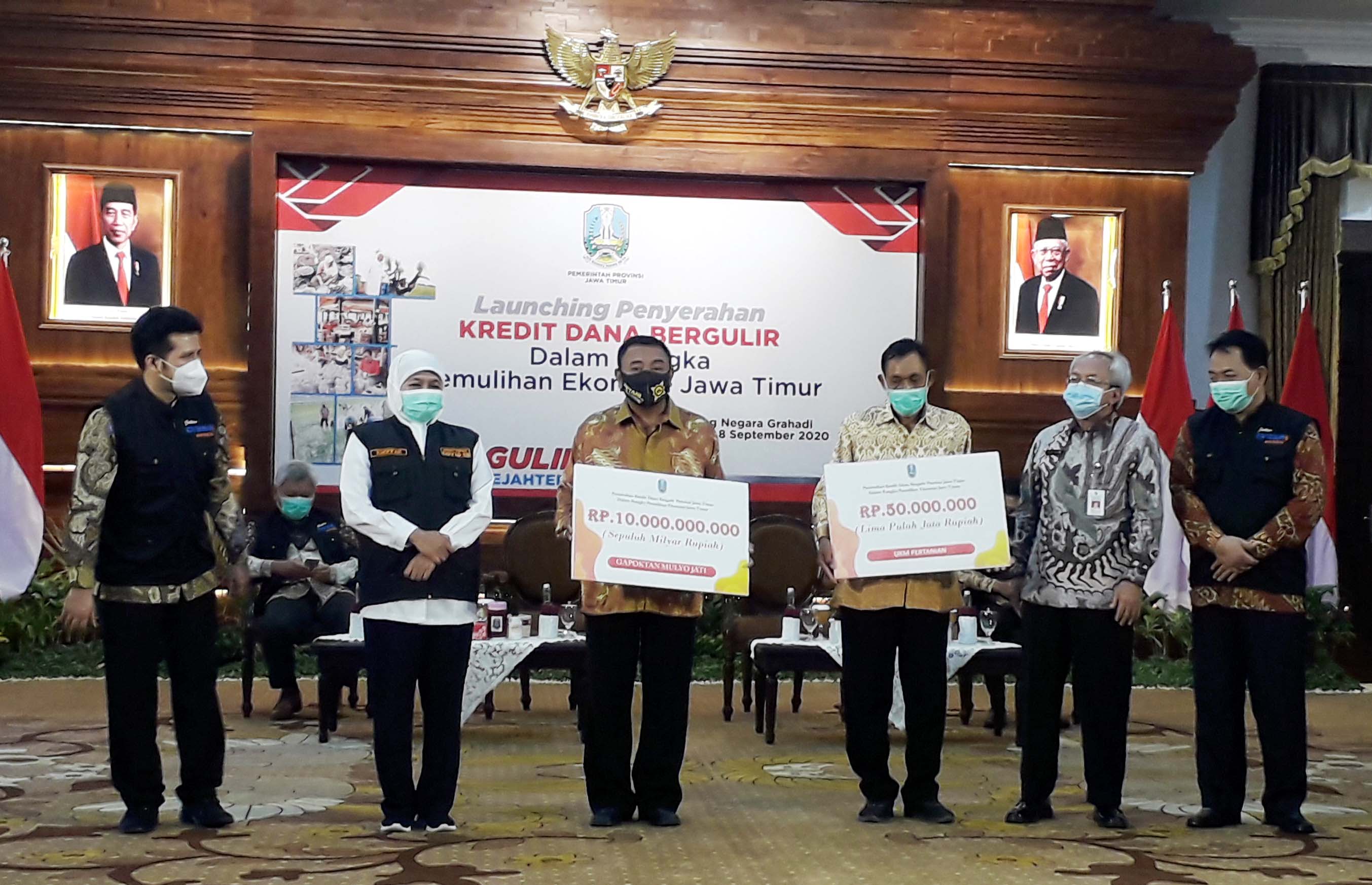 Gubernur Jawa Timur Khofifah Indar Parawansa  Launching Penyeluran dana bergulir dalam rangka pemulihan ekonomi Jawa Timur di Gedung Negara Grahadi, Surabaya, Selasa (8/9/2020).
foto: om prass