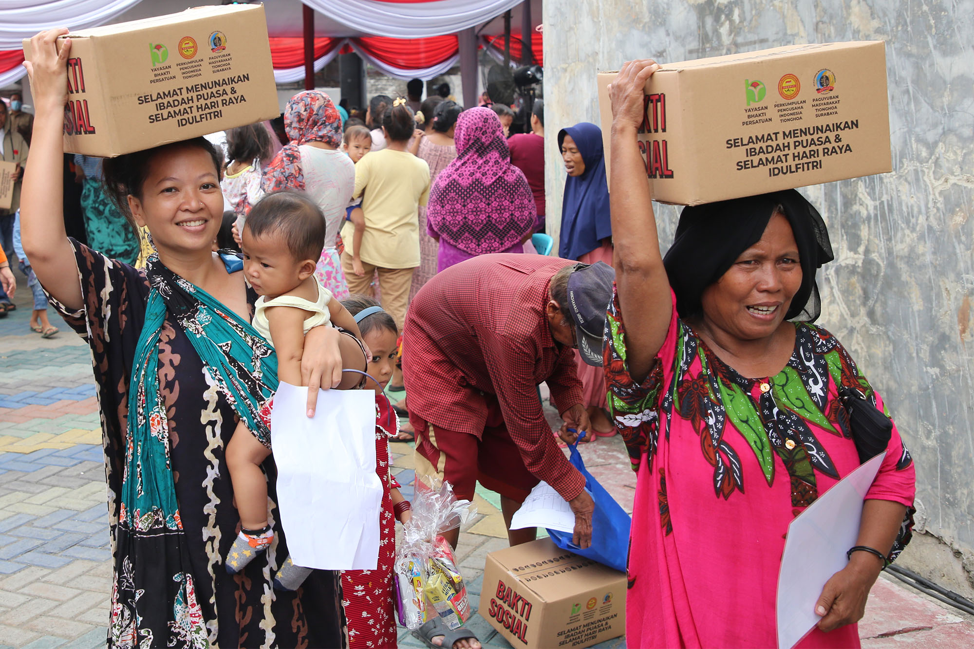 Pemkot Surabaya secara serentak di 31 kecamatan membagikan 6 ribu paket sembako kepada keluarga miskin (gamis), Senin (25/3/2024)