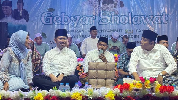 Emil saat menghadiri acara Gebyar Sholawat dalam rangka peringatan satu abad Ponpes Al Falah Ploso yang digelar di Lapangan Desa Pacul, Bojonegoro, Minggu (13/10/2024).