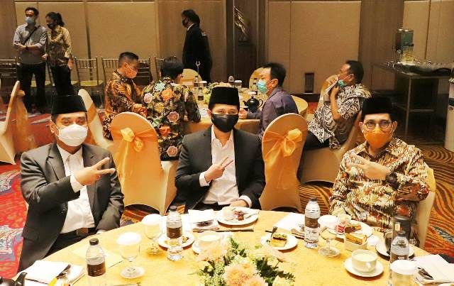 Pose Dua Jari Bareng MA, Wagub Jatim Dilaporkan ke Bawaslu