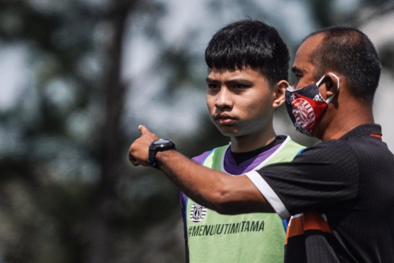 Pemain muda tim Elite Pro Academy (EPA) Persija Jakarta melakukan latihan di Lapangan Nirwana Park, Depok, Jabar, Senin (11/1/2020). HO/Tim Media Persija
