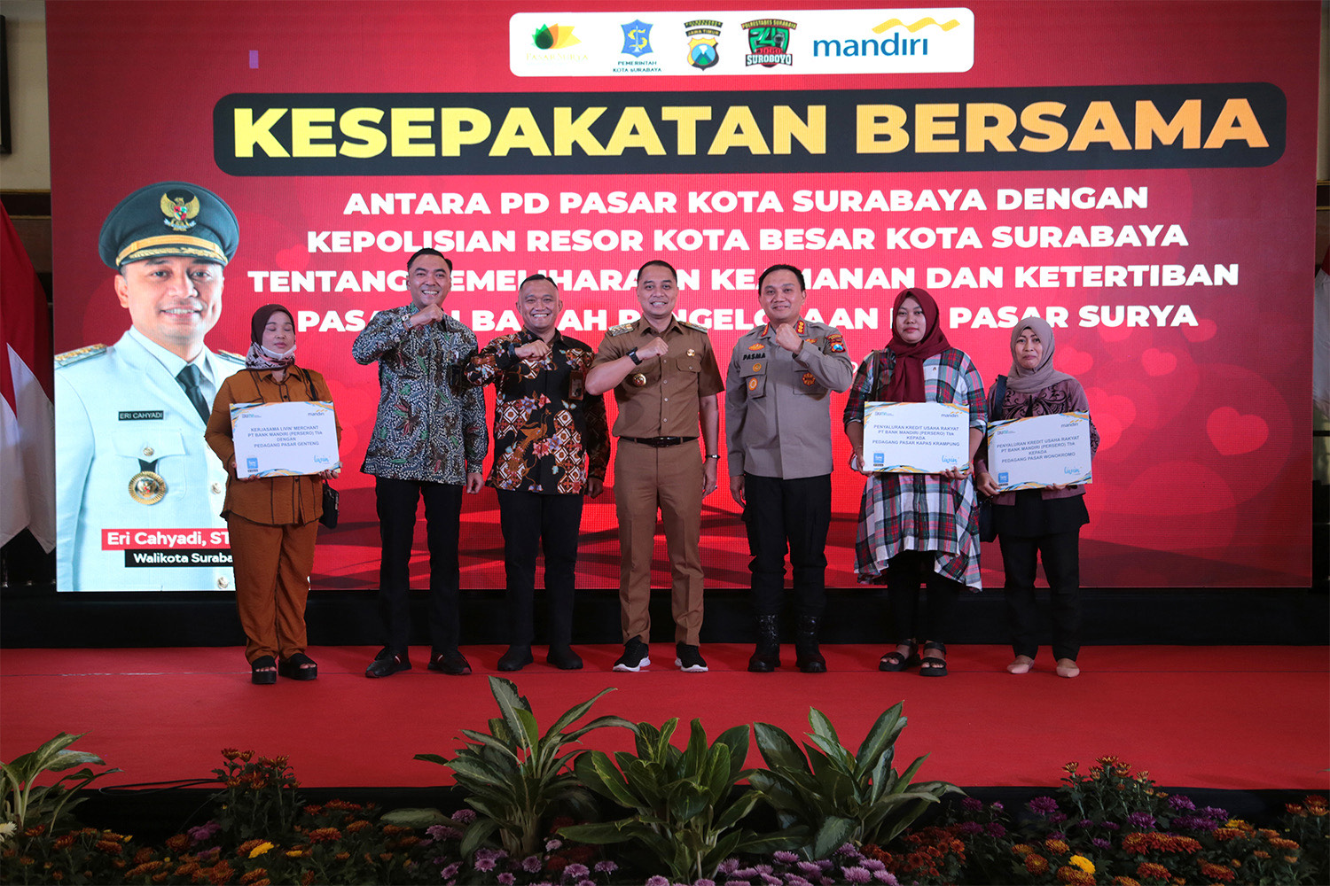 Eri Cahyadi menyaksikan penandatanganan kesepakatan bersama antara Perusahaan Daerah (PD) Pasar Surya Surabaya dengan Polrestabes surabaya di Lobby Lantai 2 Balai Kota Surabaya, Selasa (27/6/2023). 