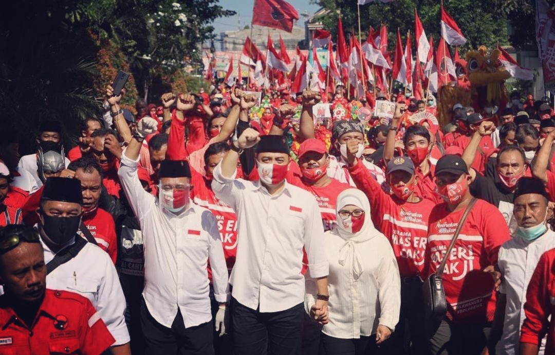 Eri Cahyadi-Armuji diarak massa PDIP dan relawan saat mendaftar ke KPU, Jumat (4/9)