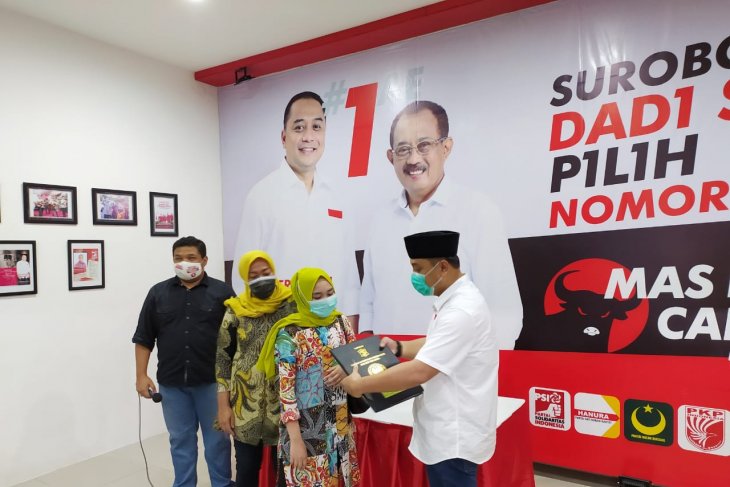Cawali Surabaya Eri Cahyadi didampingi tim Saber Ijazah telah menyerahkan ijazah kepada sejumlah pelajar SMA/SMK yang ditahan akibat tunggakan biaya SPP di Kota Surabaya, Selasa (20/10/2020) malam.  (Foto IST)