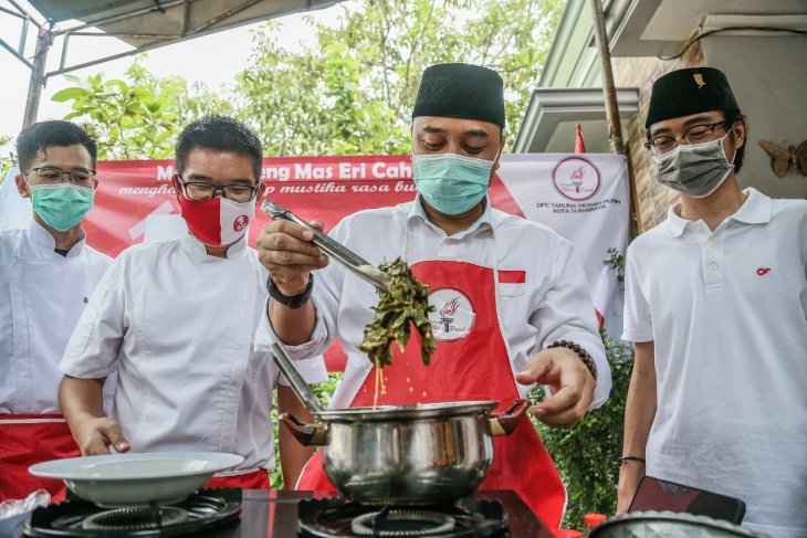 Eri Cahyadi menunjukkan bakat memasaknya